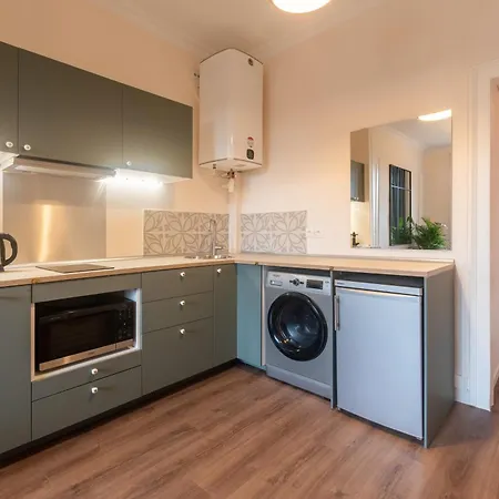 Cosy - A 10min Du Metro Apartment *